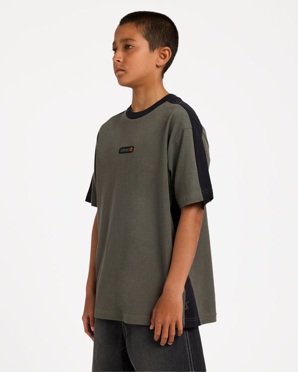 BOYS 8-16 SPEC ICONIC T-SHIRT